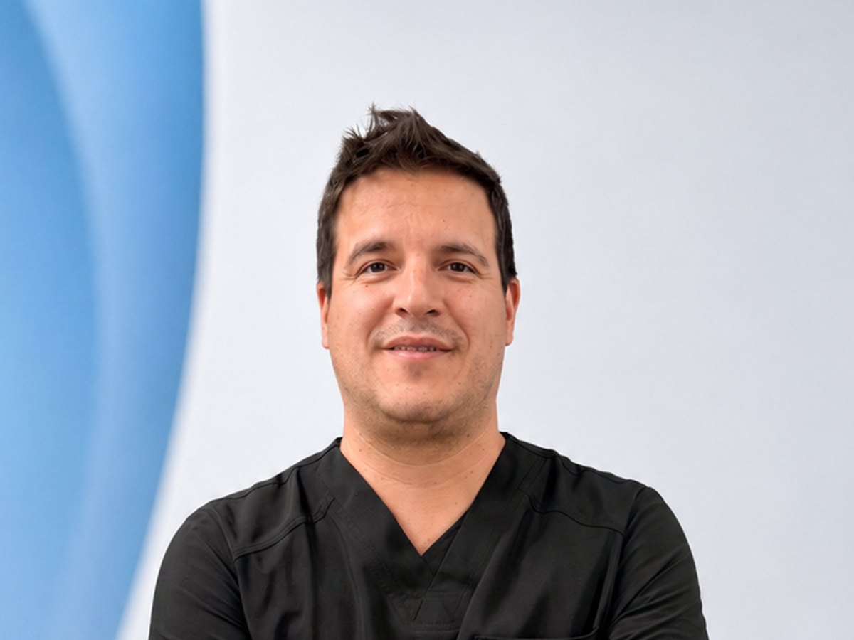 Retrato del Dr. Daniel Mac Innes, odontólogo de CM Dental Group