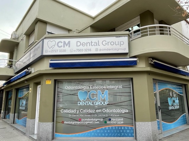 Frente del consultorio CM Dental Group, en la esquina de Coronel Ramos, Lanús Oeste