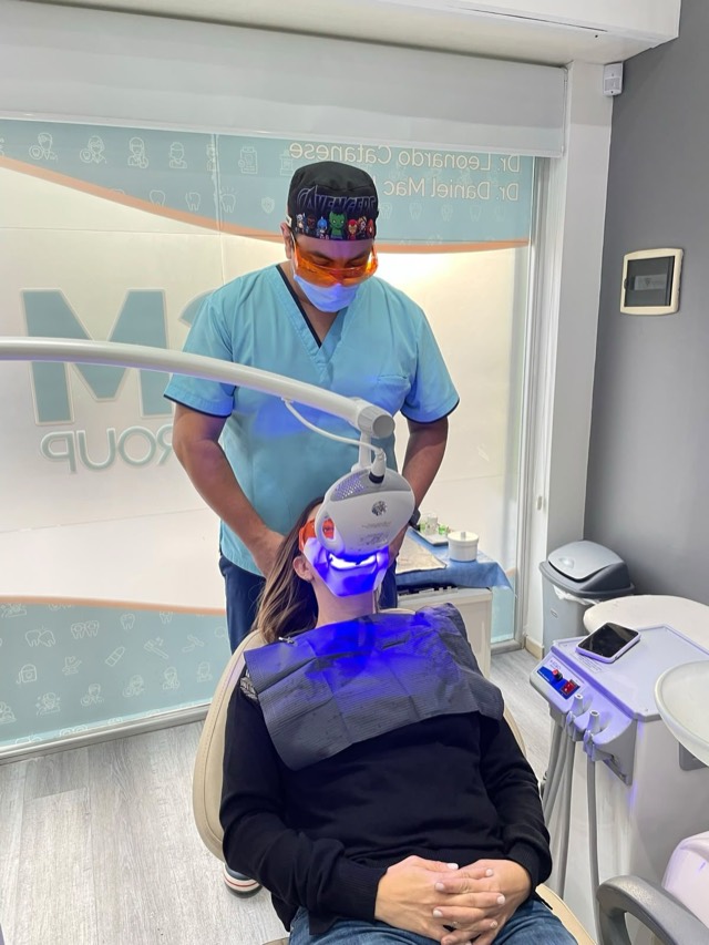 Paciente durante un tratamiento de blanqueamiento dental