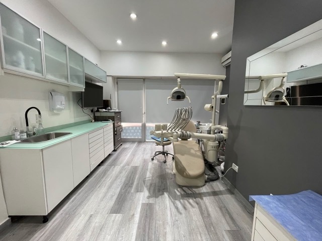 Sala de atención con sillón odontológico