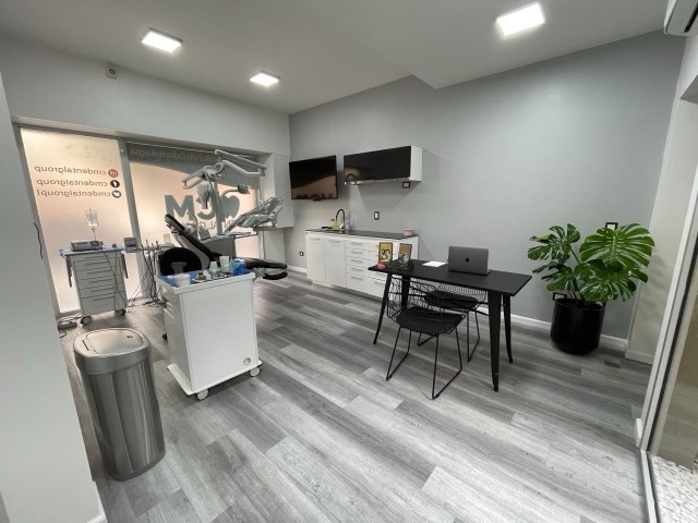 Consultorio equipado con sillón, instrumental y área de trabajo